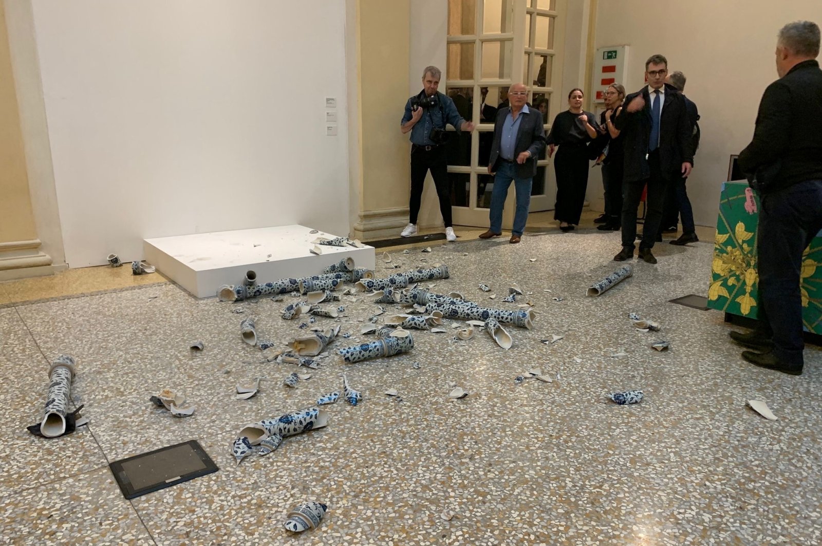 Pieces of &quot;Porcelain Cube&quot; by artist Ai Weiwei lay scattered on the floor after being smashed by a man during the opening exhibition, Bologna, Italy, Sept. 20, 2024. (Reuters Photo)