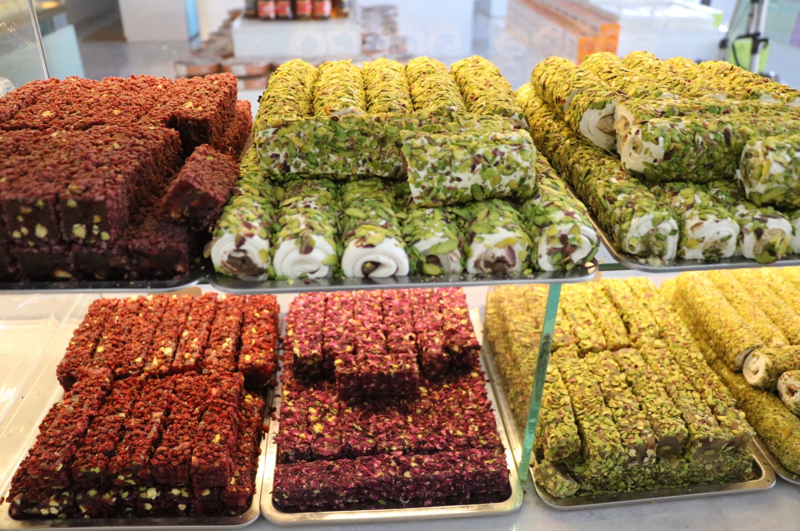 Turkish delights showcase delight shops, attracting locals and tourists, Afyonkarahisar, Türkiye, Sept. 22, 2024. (Dha Photo)