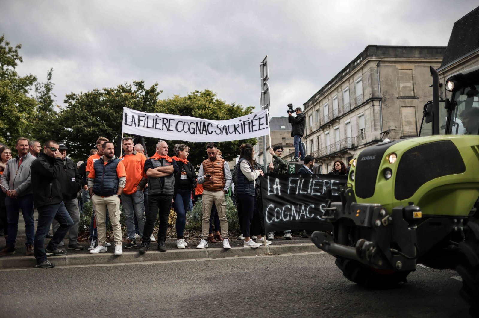 Cognac winegrowers hold banners reading &quot;The cognac sector sacrificed&quot; during a demonstration against Chinese tax threats, Cognac, France, Sept. 17, 2024. (AFP Photo)