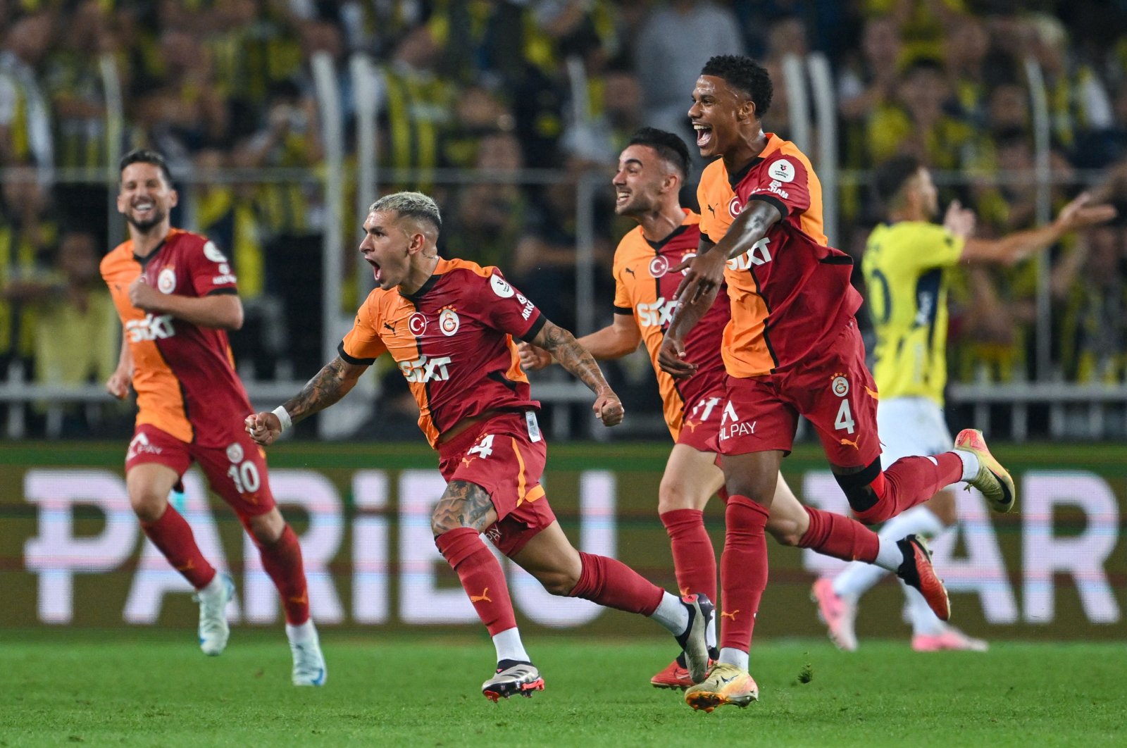 Galatasaray&#039;s Lucas Toreira (2nd L) celebrates with his teammates after a goal against Fenerbahçe, Istanbul, Türkiye, Sept. 21, 2024. (AFP Photo)