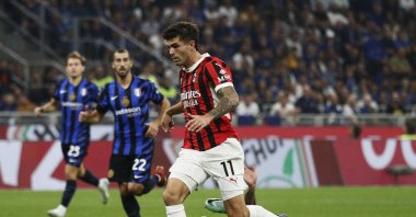 AC Milan's Christian Pulisic (L) in action with Inter Milan's Hakan Çalhanoğlu during the Serie A match at the San Siro, Milan, Italy, Sept. 22, 2024. (Reuters Photo)