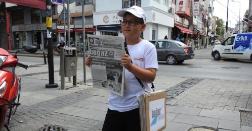 A child distributes newspapers in Türkiye's Çanakkale, reviving memories with nostalgic calls of "Extra! Extra!," Çanakkale, Türkiye, Sept. 23, 2024. (IHA Photos)