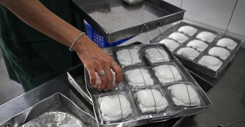 Desserts in single-use plastic containers at a Thai dessert shop, Bangkok, Thailand, Sept. 4, 2024. (AFP Photo)