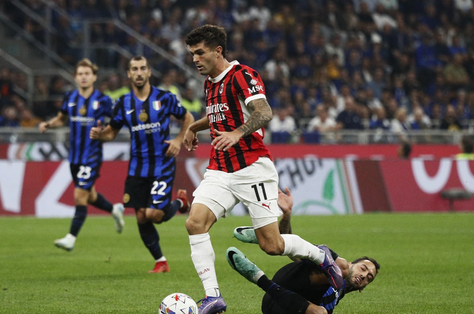 AC Milan&#039;s Christian Pulisic (L) in action with Inter Milan&#039;s Hakan Çalhanoğlu during the Serie A match at the San Siro, Milan, Italy, Sept. 22, 2024. (Reuters Photo)