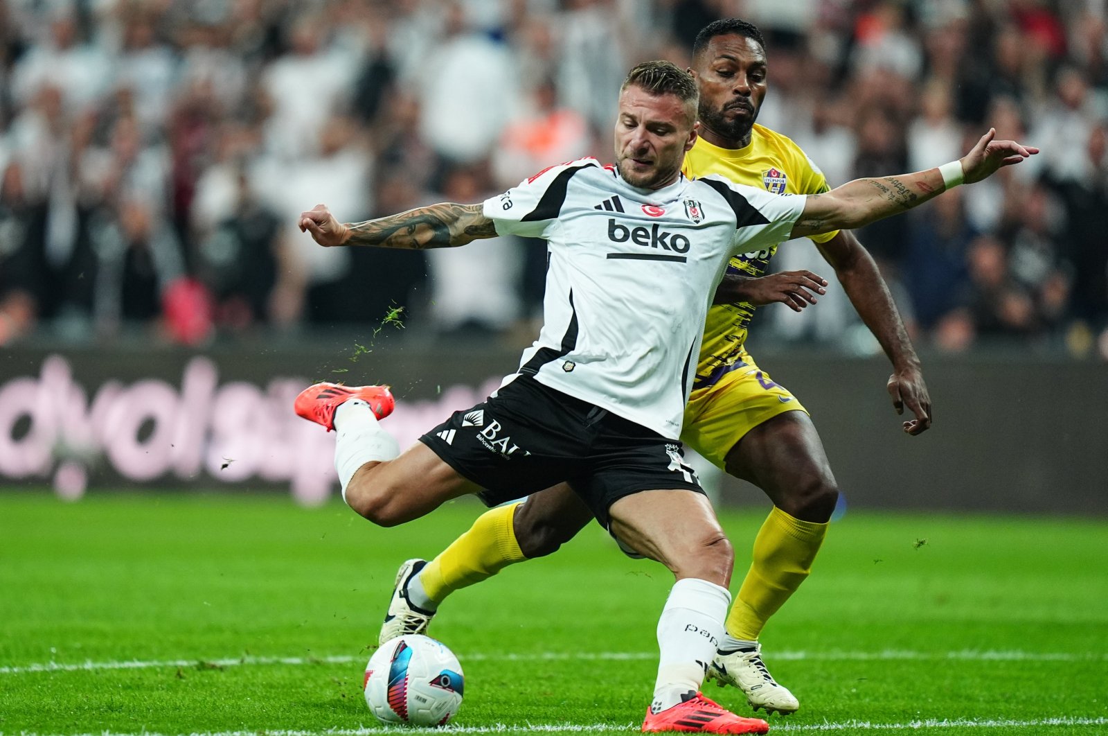 Beşiktaş&#039;s Ciro Immobile (L) in action with Eyüpspor&#039;s Luccas Claro during the Süper Lig match at the Tüpraş Stadium, Istanbul, Türkiye, Sept. 22, 2024. (AA Photo)