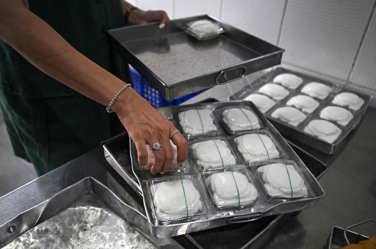 Desserts in single-use plastic containers at a Thai dessert shop, Bangkok, Thailand, Sept. 4, 2024. (AFP Photo)