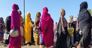 Displaced Sudanese wait in line for food aid at a camp in the eastern city of Gedaref, Sudan, Sept. 23, 2024. (AFP Photo)