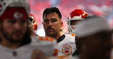 Kansas City Chiefs' Travis Kelce (C) walks off the field after warm-ups prior to the game against the Atlanta Falcons at Mercedes-Benz Stadium, Atlanta, Georgia, U.K., Sept. 22, 2024. (AFP Photo)