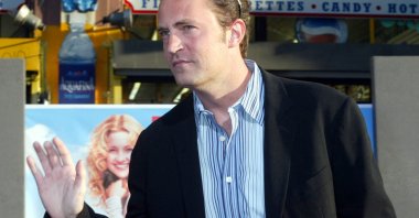 Actor Matthew Perry of the television series &quot;Friends&quot; poses as he arrives as a guest for the premiere of the comedy film &quot;Raising Helen&quot; in Hollywood, U.S., May 26, 2004. (Reuters Photo)