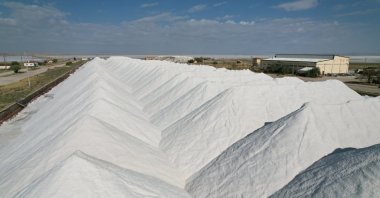 Piles of salt from Lake Tuz shows the lake&#039;s vast production capacity, Lake Tuz, Türkiye, Sept. 23, 2024. (IHA Photo) 