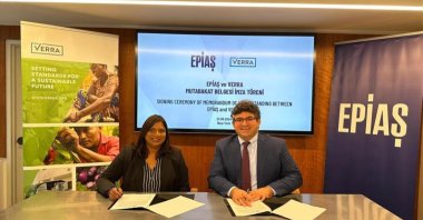 EPIAŞ CEO Taha Meli Arvas (R) and Verra's CEO Mandy Rambharos ink memorandum of understanding, New York, U.S., Sept. 23, 2024. (AA Photo)