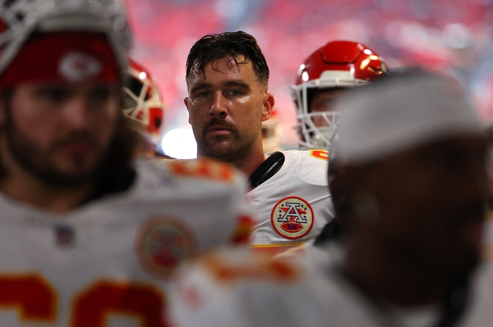 Kansas City Chiefs&#039; Travis Kelce (C) walks off the field after warm-ups prior to the game against the Atlanta Falcons at Mercedes-Benz Stadium, Atlanta, Georgia, U.K., Sept. 22, 2024. (AFP Photo)