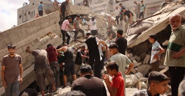 Palestinians search for survivors amid the rubble of a building, which collapsed after Israeli bombardment on a building adjacent to it, in the Sheikh Radwan neighborhood in Gaza City, Palestine, Sept. 23, 2024. (AFP Photo)