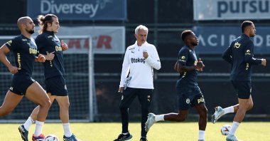Fenerbahçe coach Jose Mourinho (C) and his players during a training session at Şükrü Saraçoğlu Stadium, Istanbul, Türkiye, Sept. 24, 2024. (DHA Photo)