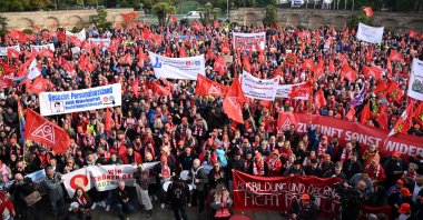 Workers attend a rally to protest against plant closures and compulsory redundancies before Volkswagen AG and the industrial union IG Metall start talks over a new labor agreement for six of its German plants, Hanover, Germany, Sept. 25, 2024. (Reuters Photo)