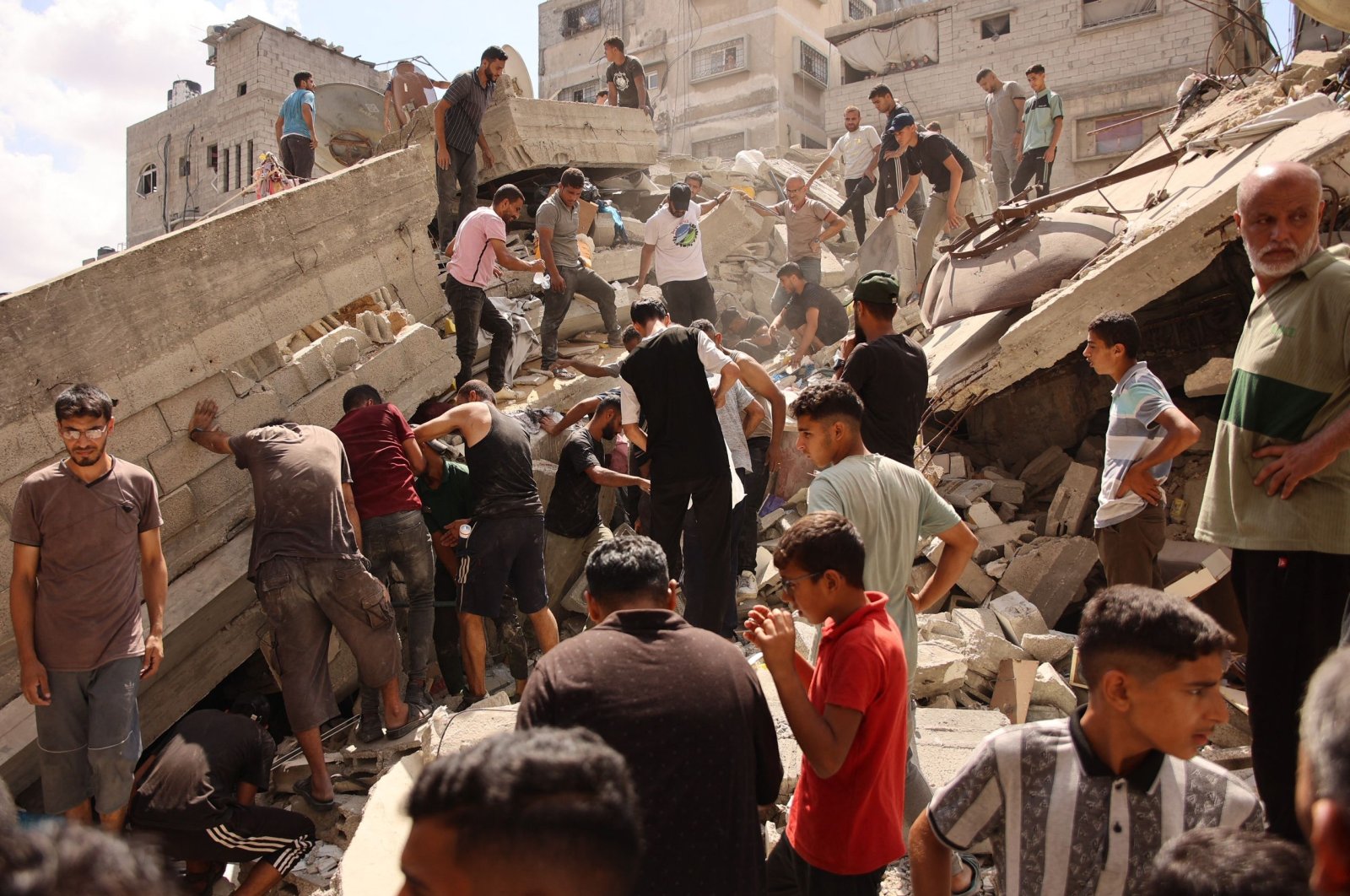 Palestinians search for survivors amid the rubble of a building, which collapsed after Israeli bombardment on a building adjacent to it, in the Sheikh Radwan neighborhood in Gaza City, Palestine, Sept. 23, 2024. (AFP Photo)