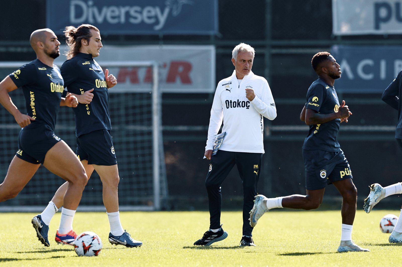 Fenerbahçe coach Jose Mourinho (C) and his players during a training session at Şükrü Saraçoğlu Stadium, Istanbul, Türkiye, Sept. 24, 2024. (DHA Photo)