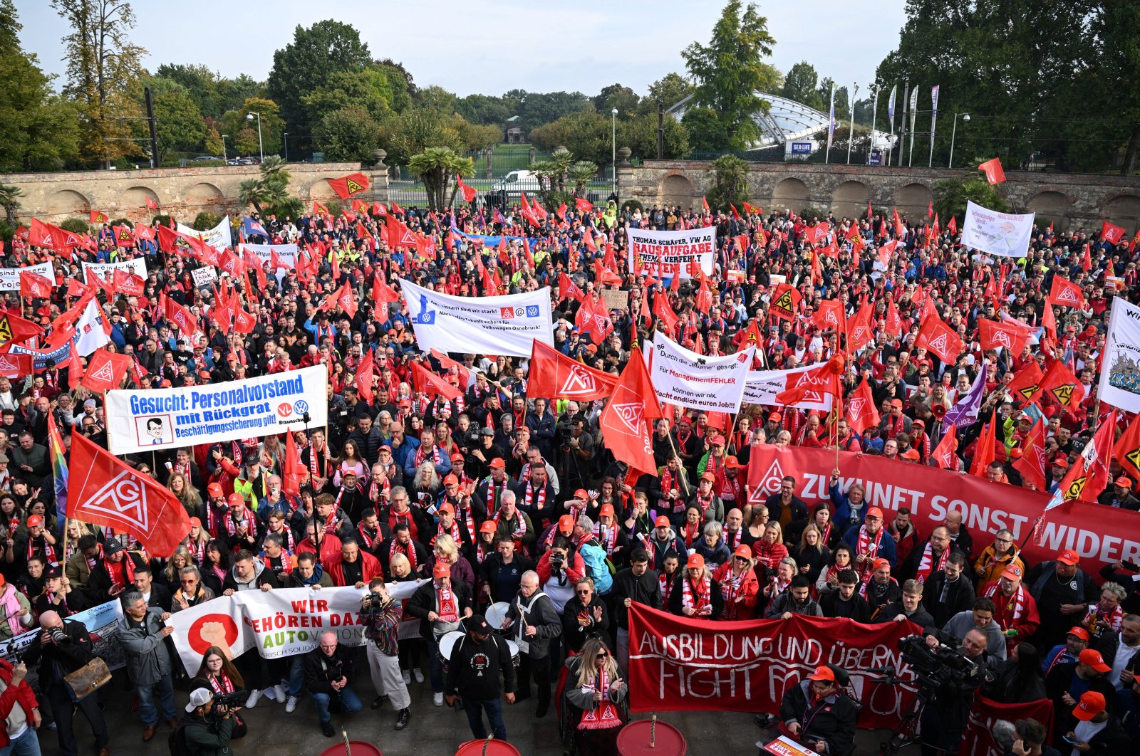 Workers attend a rally to protest against plant closures and compulsory redundancies before Volkswagen AG and the industrial union IG Metall start talks over a new labor agreement for six of its German plants, Hanover, Germany, Sept. 25, 2024. (Reuters Photo)