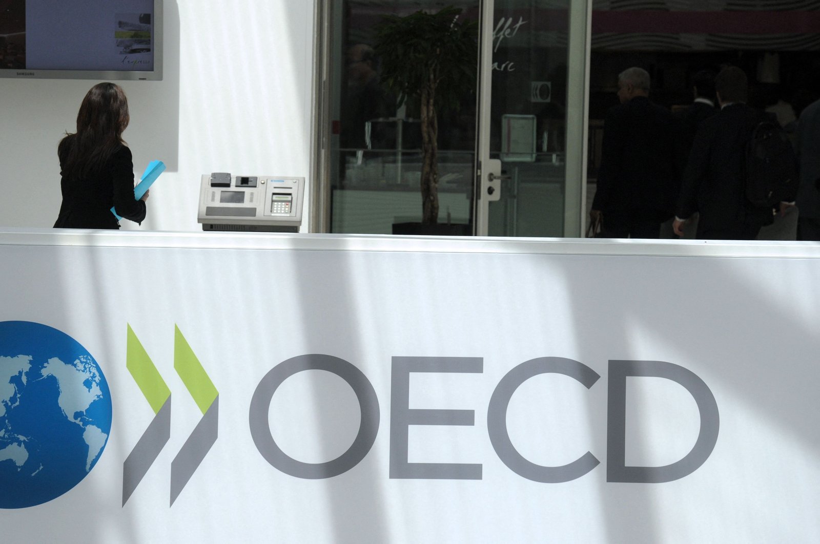 A woman walks inside the OECD headquarters, Paris, France, May 29, 2013. (AFP Photo)