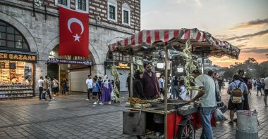 A street vendor sells corn in the Eminönü area of Istanbul, Türkiye, Aug. 29, 2024. (AFP Photo)