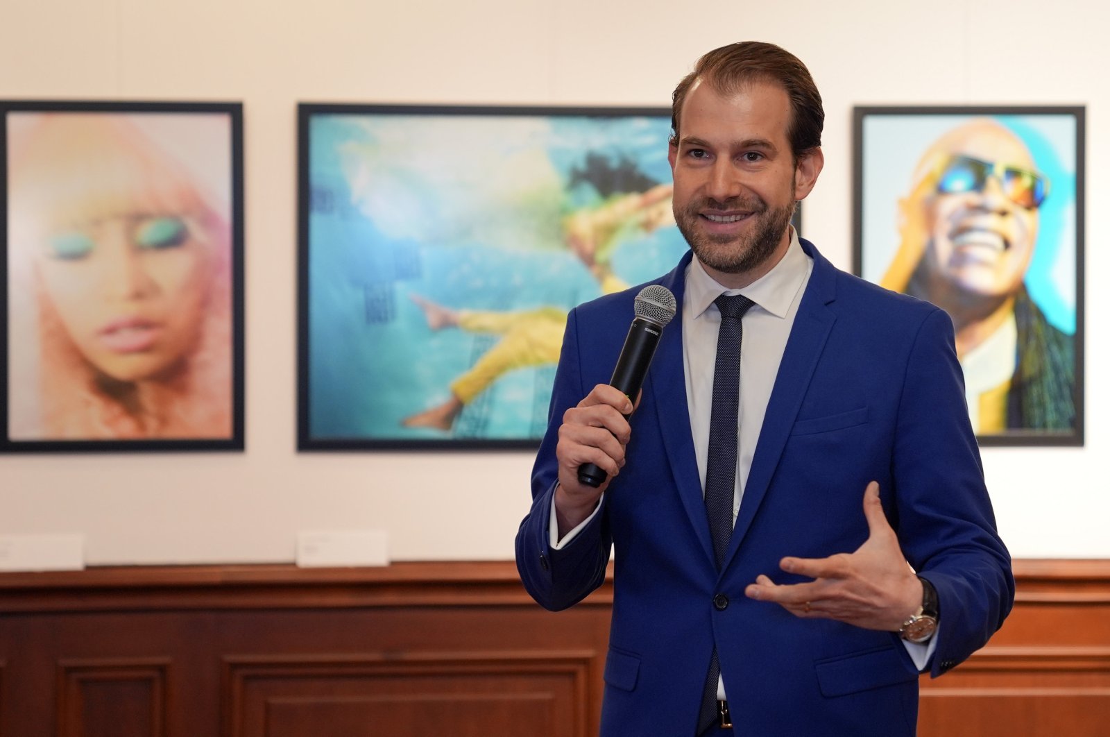 Photographer Pari Dukovic addresses journalists during the opening of his first solo exhibition in Türkiye, titled "From Istanbul to New York: A Photographer&#039;s Journey," Istanbul, Türkiye, Sept. 25, 2024. (AA Photo)