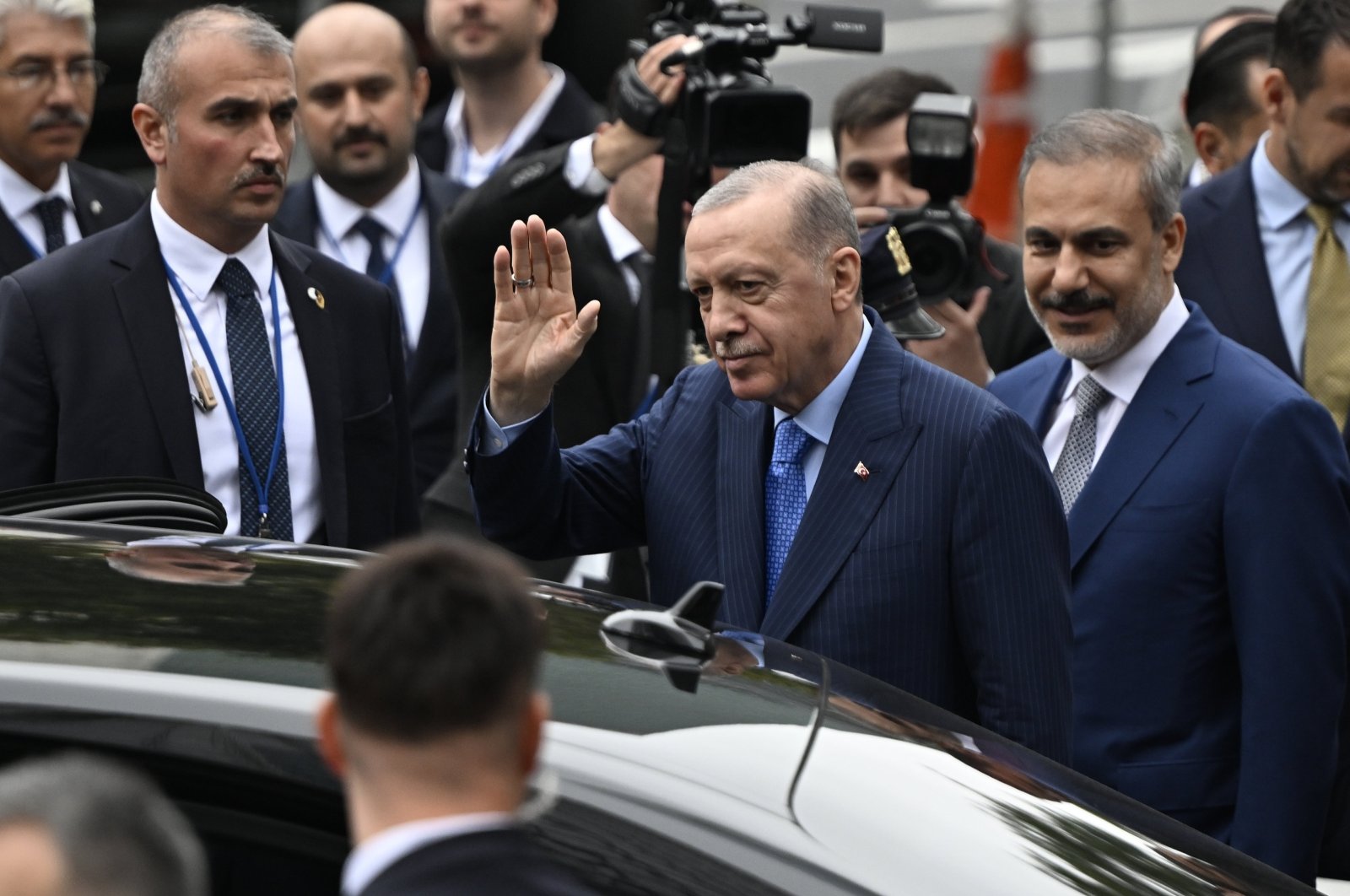 President Recep Tayyip Erdoğan waves before he heads to the airport for return to Türkiye, in New York, U.S., Sept. 25, 2024. (AA Photo)