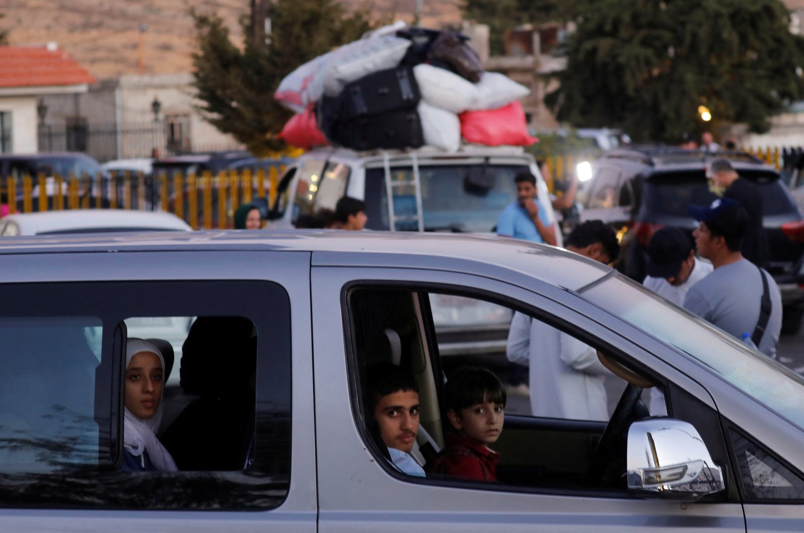 Syrians, who were living in Lebanon and returned to Syria due to ongoing hostilities between Hezbollah and Israeli forces, wait at the Syrian-Lebanese border, in Jdaydet Yabous, Syria, Sept. 25, 2024. (Reuters Photo)