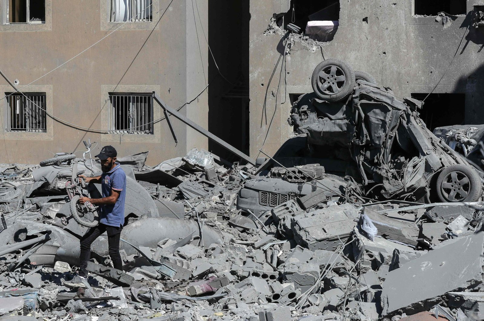 Men sift through the rubble of a building in a area targeted overnight by Israeli airstrikes in Saksakiyeh, Lebanon, Sept. 26, 2024. (AFP Photo)