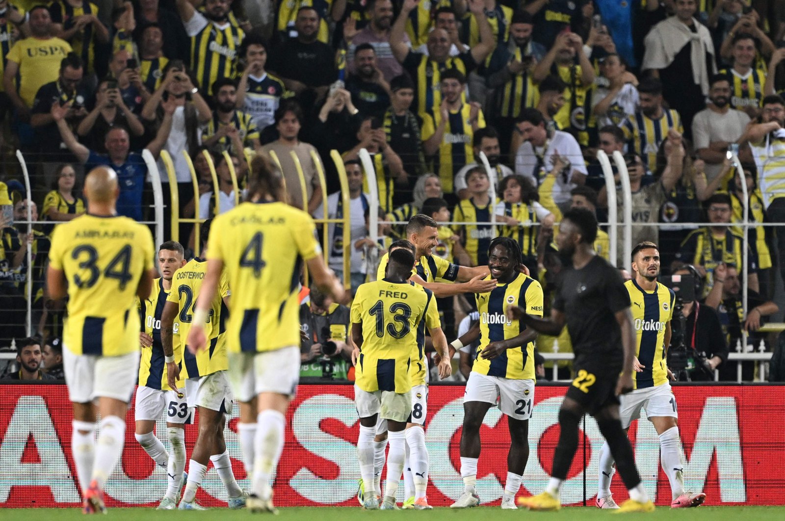 Fenerbahçe&#039;s Bright Osayi-Samuel (2nd R) celebrates with teammates after scoring his team&#039;s second goal during the UEFA Europa League football match between Fenerbahçe and Union Saint-Gilloise at the Şükrü Saraçoğlu Stadium in Istanbul, Türkiye, Sept. 26, 2024. (AFP Photo)