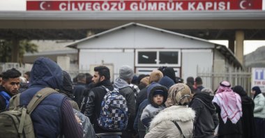Syrians wait to cross into Syria from Türkiye at the Cilvegözü border gate, near Hatay, southeastern Türkiye, Feb. 21, 2023. (AP Photo)