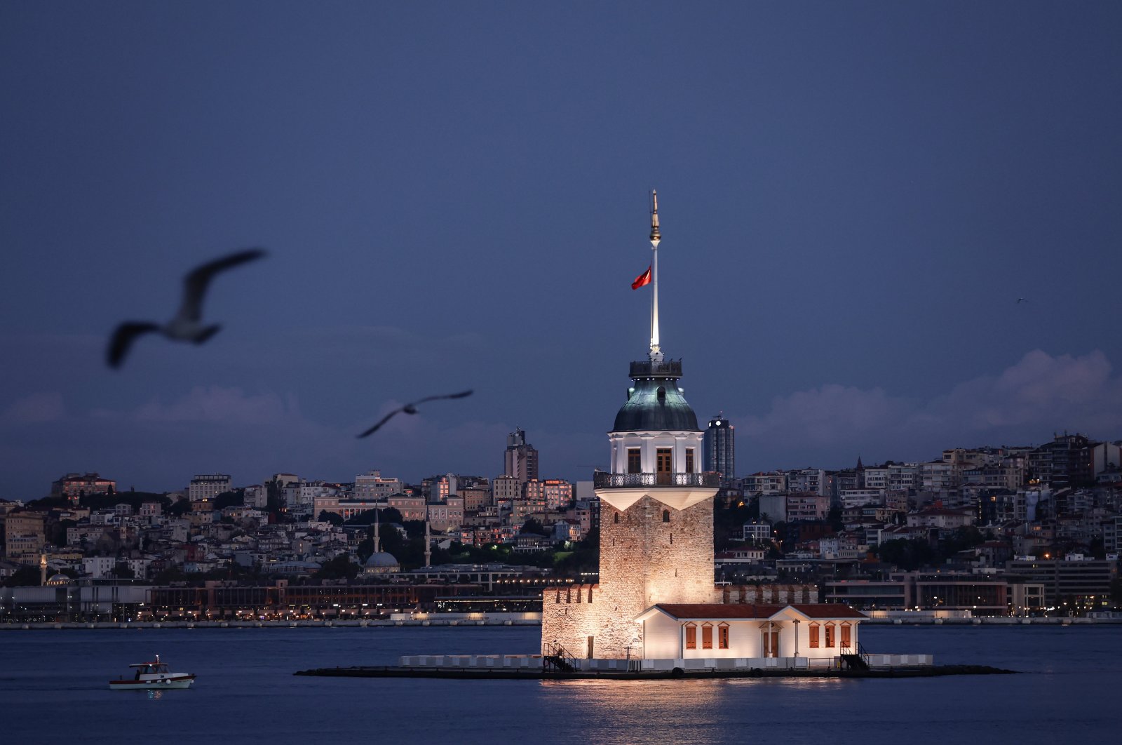 Seagulls fly around Maiden&#039;s Tower on the Bosporus during sunrise in Istanbul, Türkiye, Sept. 18, 2024. (EPA Photo)