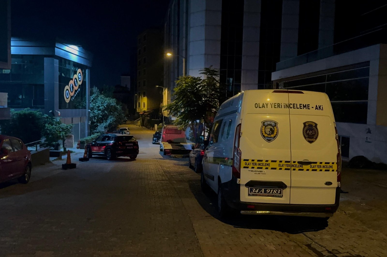 A police van parks at the robbery scene where Serhat Akın was attacked, Istanbul, Türkiye, Sept. 26, 2024. (AA Photo)