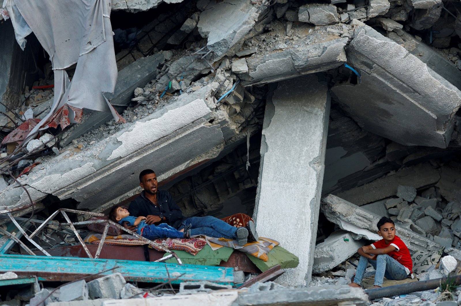 A Palestinian family rests under the rubble of a house destroyed in Israeli strikes, Khan Younis in the southern Gaza Strip, Palestine, Sept. 26, 2024. (Reuters Photo)