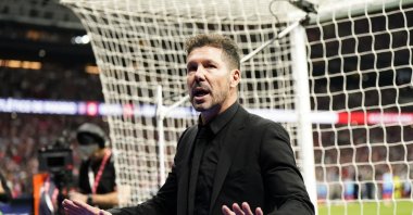 Atletico Madrid coach Diego Simeone talks to the Atletico Madrid fans as play is stopped due to crowd trouble during the La Liga match against Real Madrid at the Metropolitano, Madrid, Spain, Sept. 29, 2024. (Reuters Photo)