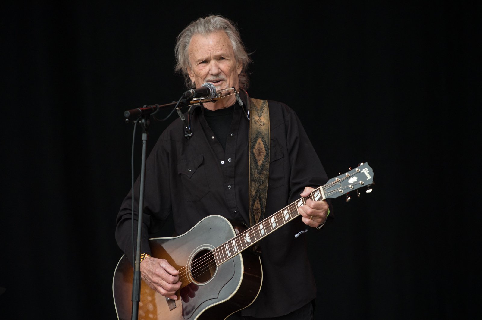 Kris Kristofferson performs on the Pyramid Stage at the Glastonbury Festival of Music and Performing Arts on Worthy Farm near the village of Pilton in Somerset, south-west England, June 23, 2017. (AFP Photo)