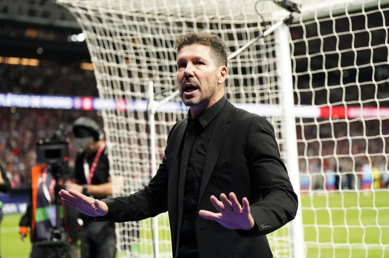 Atletico Madrid coach Diego Simeone talks to the Atletico Madrid fans as play is stopped due to crowd trouble during the La Liga match against Real Madrid at the Metropolitano, Madrid, Spain, Sept. 29, 2024. (Reuters Photo)