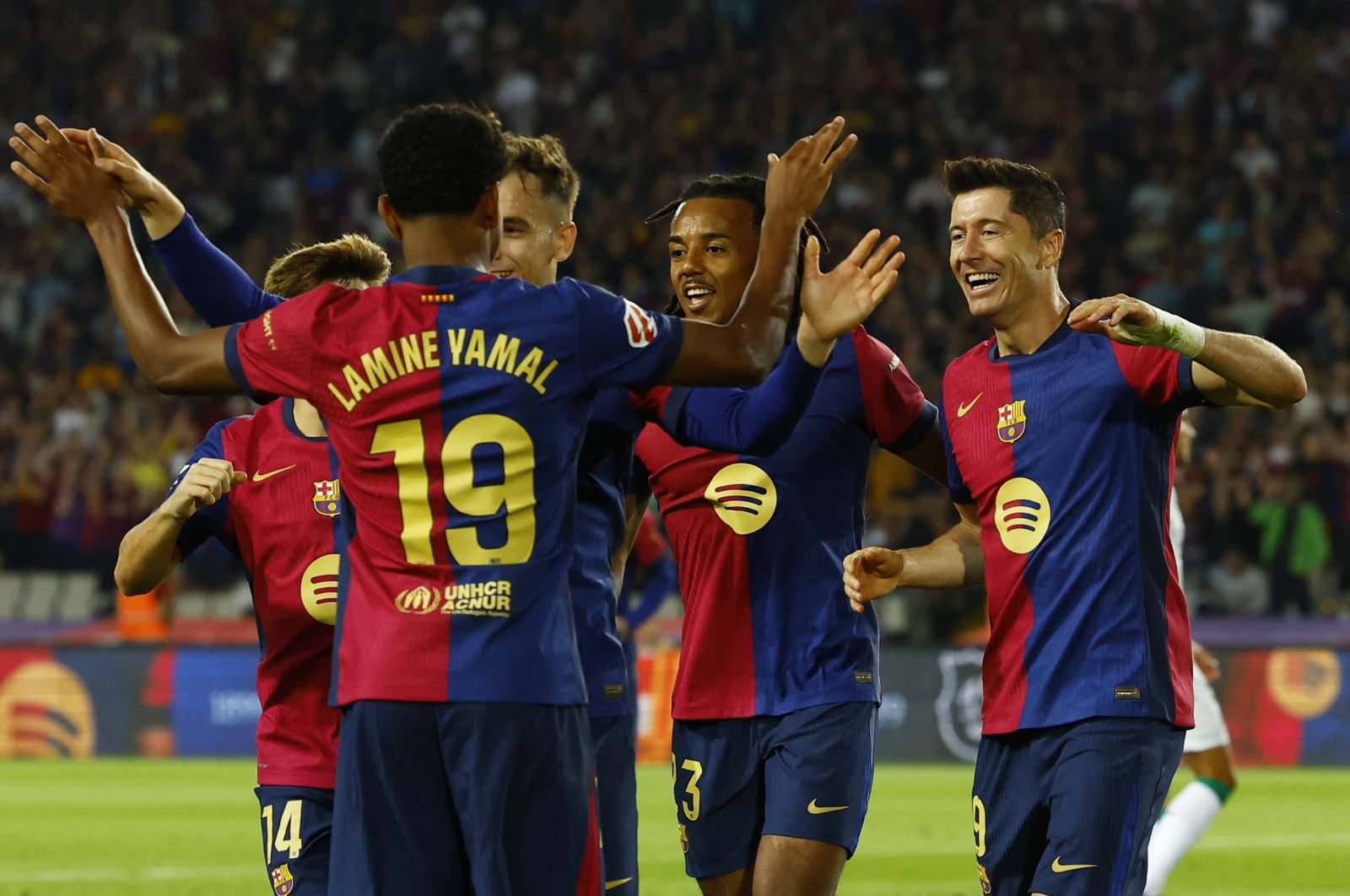 Barcelona&#039;s Robert Lewandowski (R) celebrates with his teammates after scoring a goal during the La Liga match against Getafe at the Estadi Olimpic Lluis Companys, Barcelona, Spain, Sept. 25, 2024. (AFP Photo)