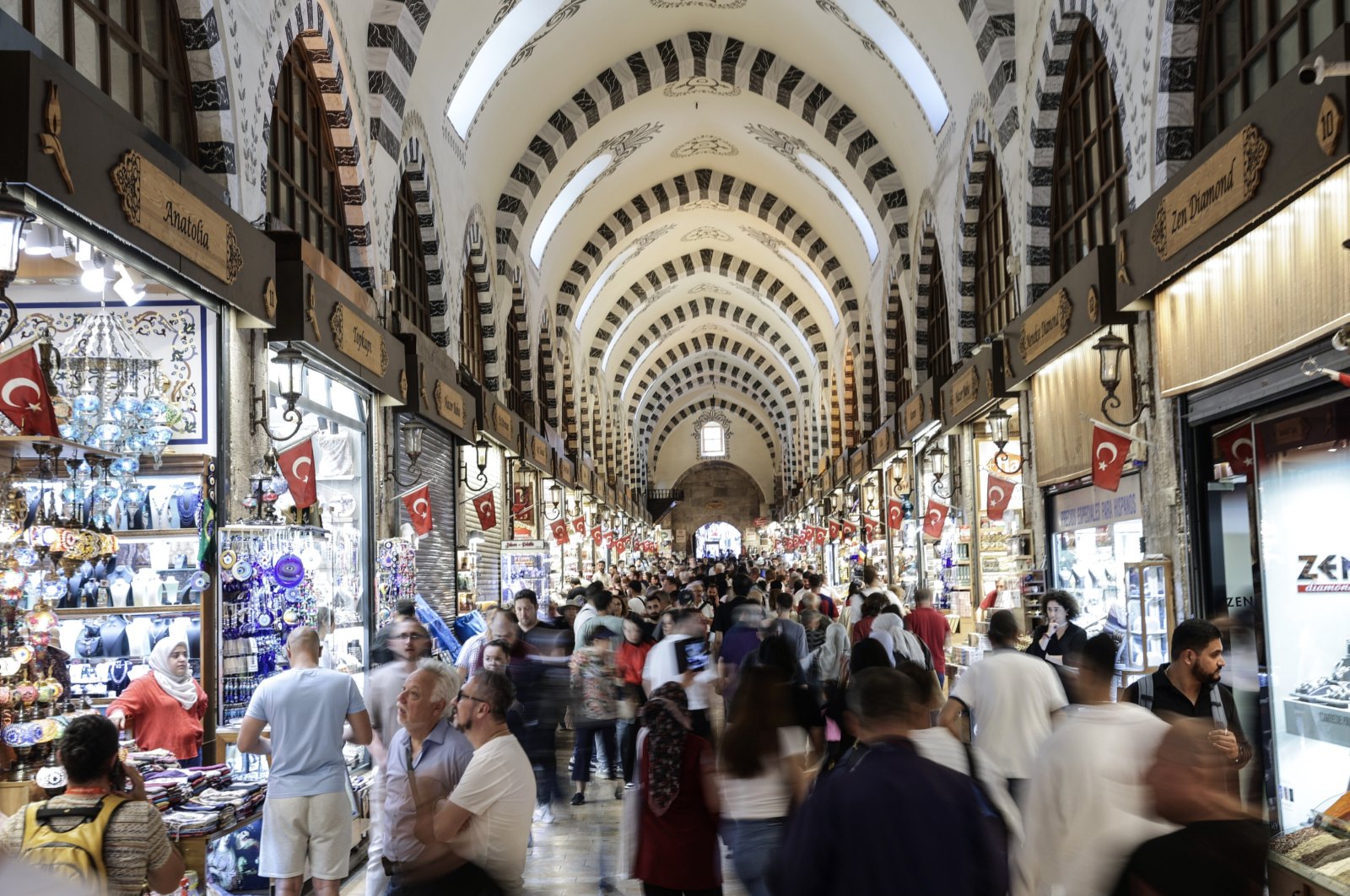 People shop at the Egyptian Bazaar, also known as the Spice Bazaar, Istanbul, Türkiye, Sept. 27, 2024. (EPA Photo)