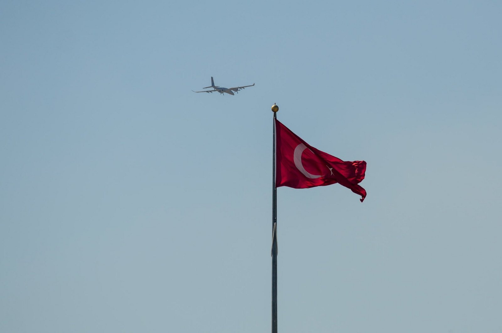 Baykar&#039;s Akıncı combat drone flies ahead of Türkiye&#039;s largest aerospace and technology festival, Teknofest, Adana, southern Türkiye, Sept. 29, 2024. (AA Photo)