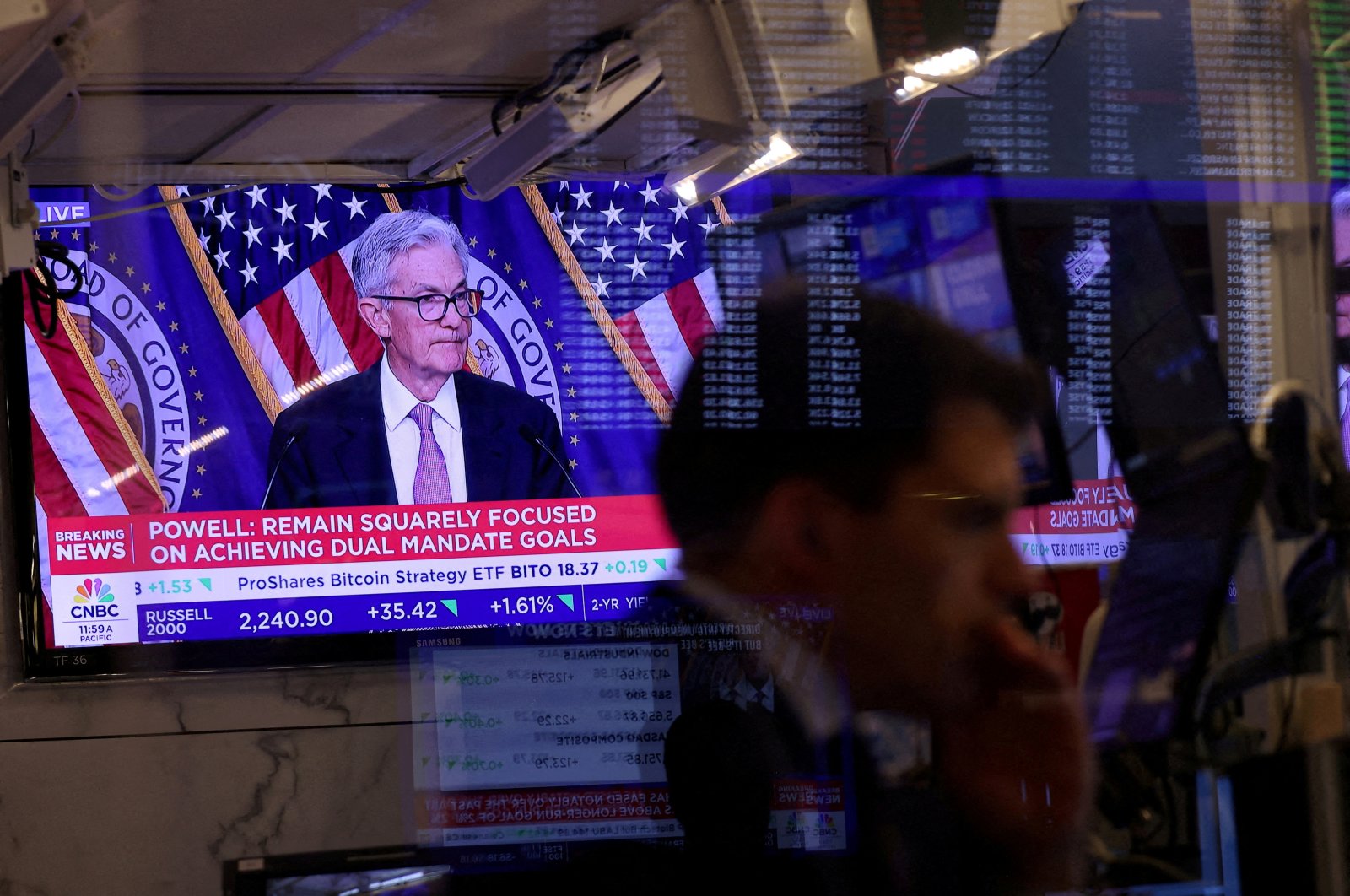 A screen on the trading floor at the New York Stock Exchange (NYSE) display a news conference with Federal Reserve Chair Jerome Powell following the Federal Reserve rate announcement, in New York City, U.S., Sept. 18, 2024. (Reuters Photo)