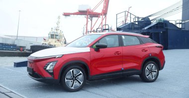 An Omoda E5 electric car manufactured by Chinese automaker Chery is unloaded from a cargo ship at the Royal Portbury Dock, near Bristol, southwest Britain, Sept. 5, 2024. (Reuters Photo)
