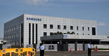 Security guards stand outside a Samsung facility during a strike by the factory workers demanding higher wages in Sriperumbudur, near Chennai, India, Sept. 16, 2024. (Reuters Photo)