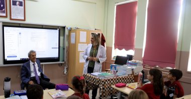Retired teacher Sedat Seyyar visits fourth-grade students at Trakya Birlik Primary School, Edirne, Türkiye, Oct. 1, 2024. (AA Photo)