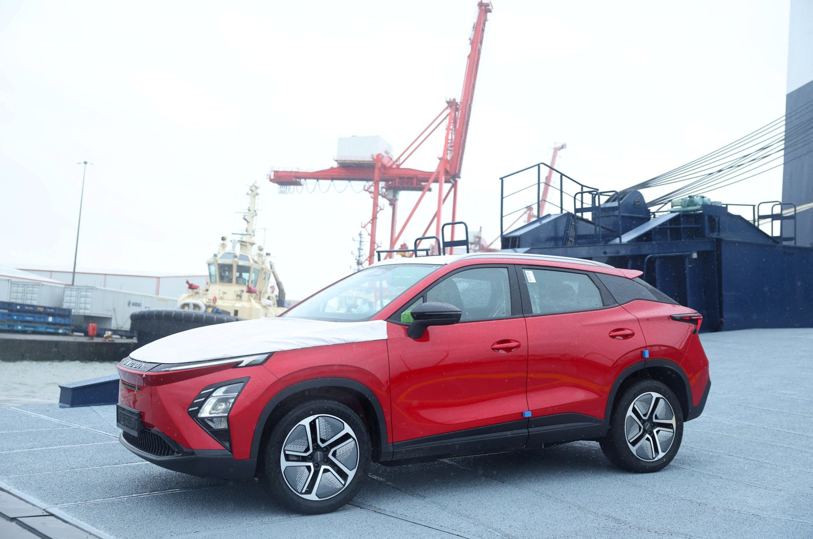 An Omoda E5 electric car manufactured by Chinese automaker Chery is unloaded from a cargo ship at the Royal Portbury Dock, near Bristol, southwest Britain, Sept. 5, 2024. (Reuters Photo)