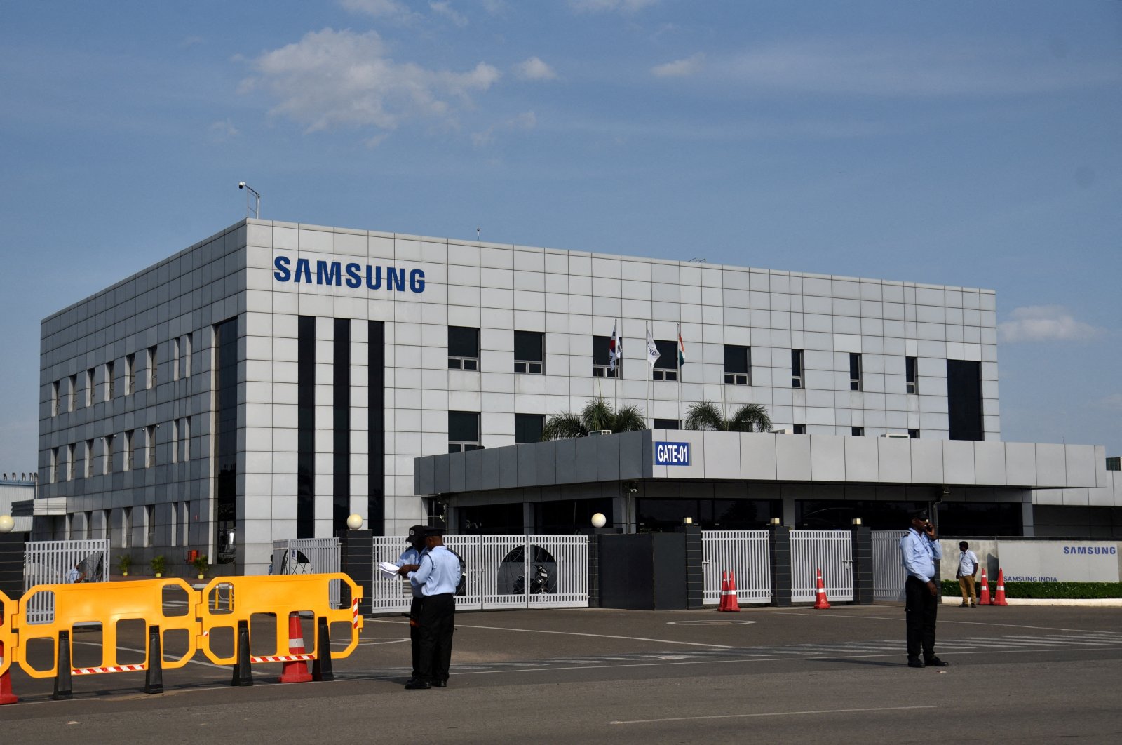 Security guards stand outside a Samsung facility during a strike by the factory workers demanding higher wages in Sriperumbudur, near Chennai, India, Sept. 16, 2024. (Reuters Photo)