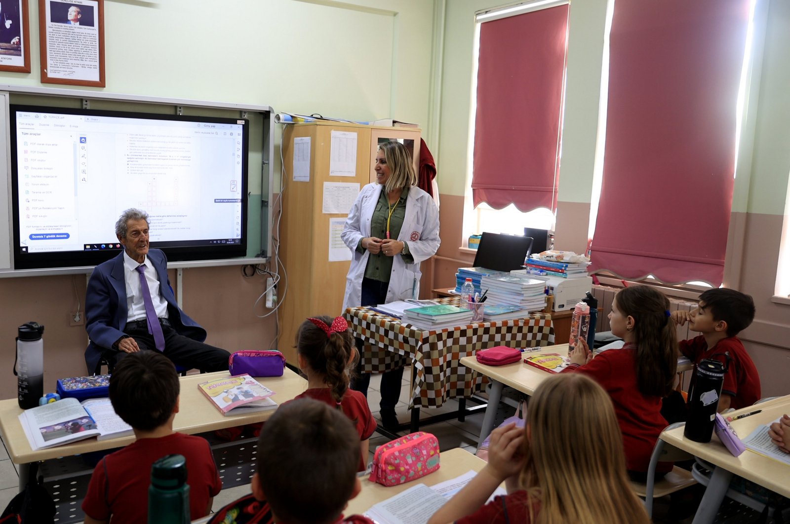 Retired teacher Sedat Seyyar visits fourth-grade students at Trakya Birlik Primary School, Edirne, Türkiye, Oct. 1, 2024. (AA Photo)