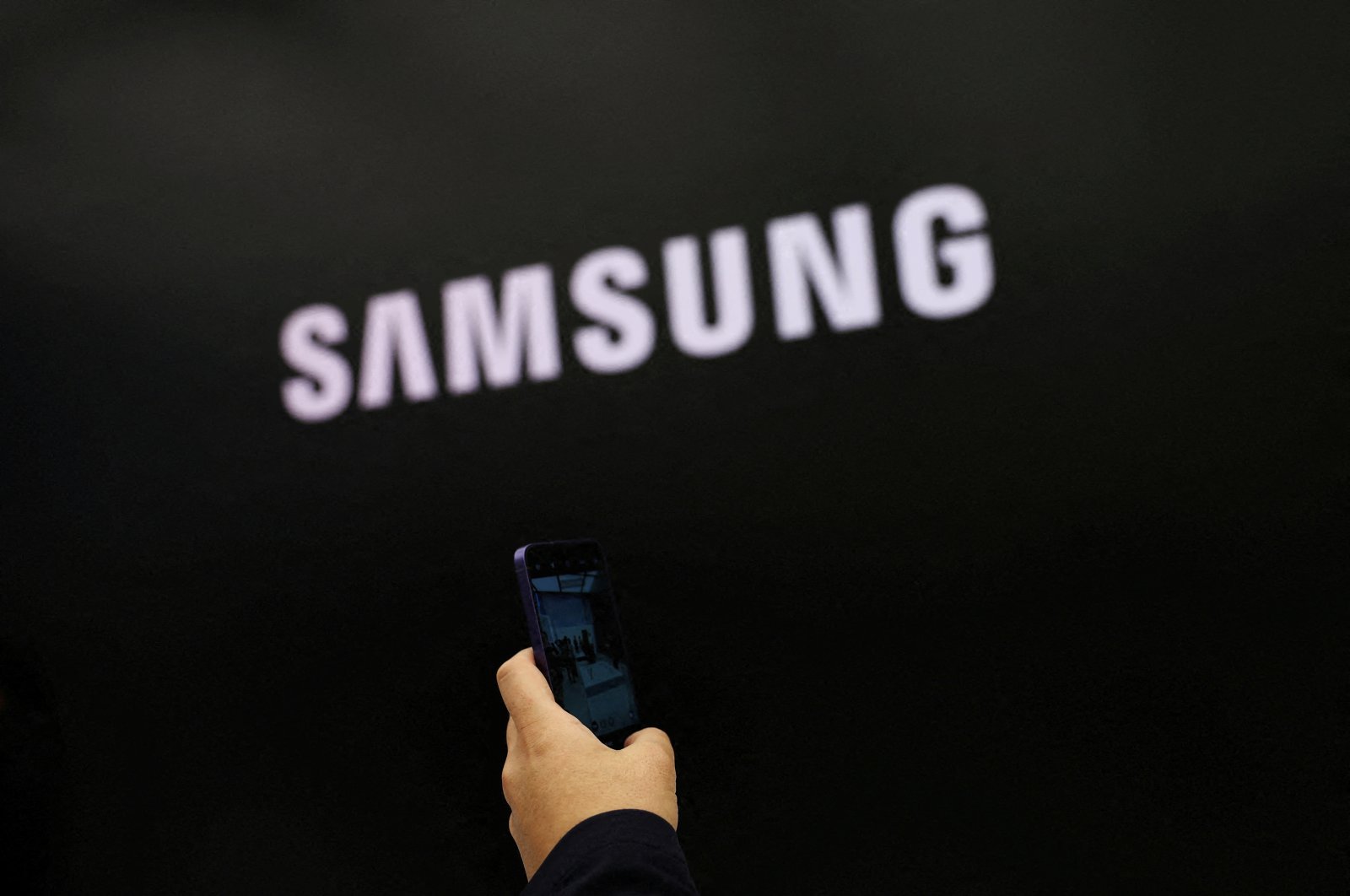 A visitor uses a Samsung Electronics&#039; flagship smartphone, Galaxy S24, during its unveiling ceremony, Seoul, South Korea, Jan. 15, 2024. (Reuters Photo)