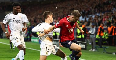 Lille&#039;s Gabriel Gudmundsson (R) and Real Madrid&#039;s Arda Güler fight for the ball during the UEFA Champions League football match at the Pierre Mauroy Stadium, Villeneuve-d&#039;Ascq, France, Oct. 2, 2024. (AFP Photo)