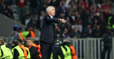 Real Madrid's coach Carlo Ancelotti instructs his players during the UEFA Champions League match between Lille LOSC and Real Madrid, Pierre Mauroy Stadium, Villeneuve-d'Ascq, France, Oct. 2, 2024. (AFP Photo)