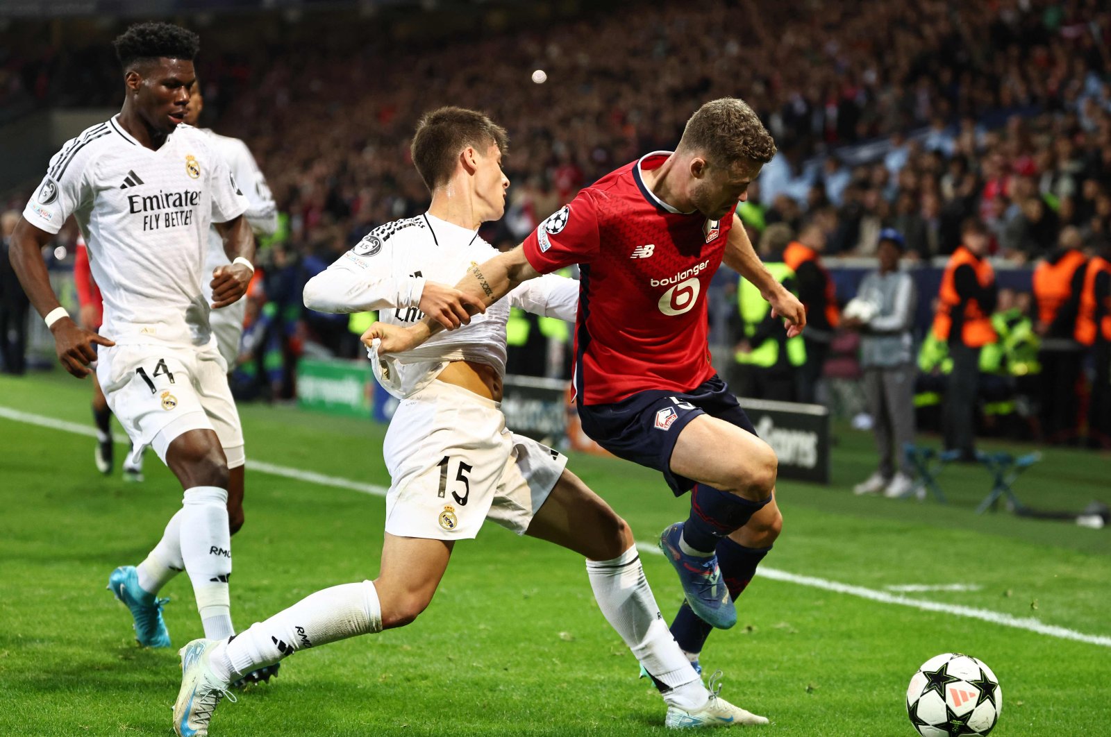 Lille&#039;s Gabriel Gudmundsson (R) and Real Madrid&#039;s Arda Güler fight for the ball during the UEFA Champions League football match at the Pierre Mauroy Stadium, Villeneuve-d&#039;Ascq, France, Oct. 2, 2024. (AFP Photo)